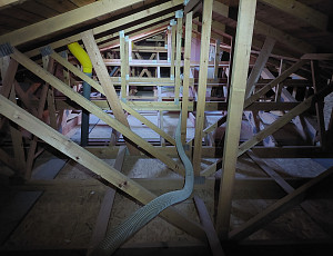 Zateplení stropu budovy školy pomocí foukané izolace